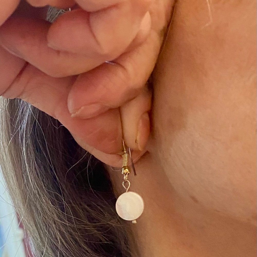 Beautiful , NIB, mother of Pearl necklace and earrings.
